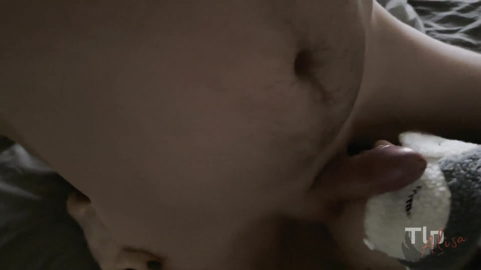 Khi chồng ngủ say lén phang đít múp anh shipper cô chủ nhà rung